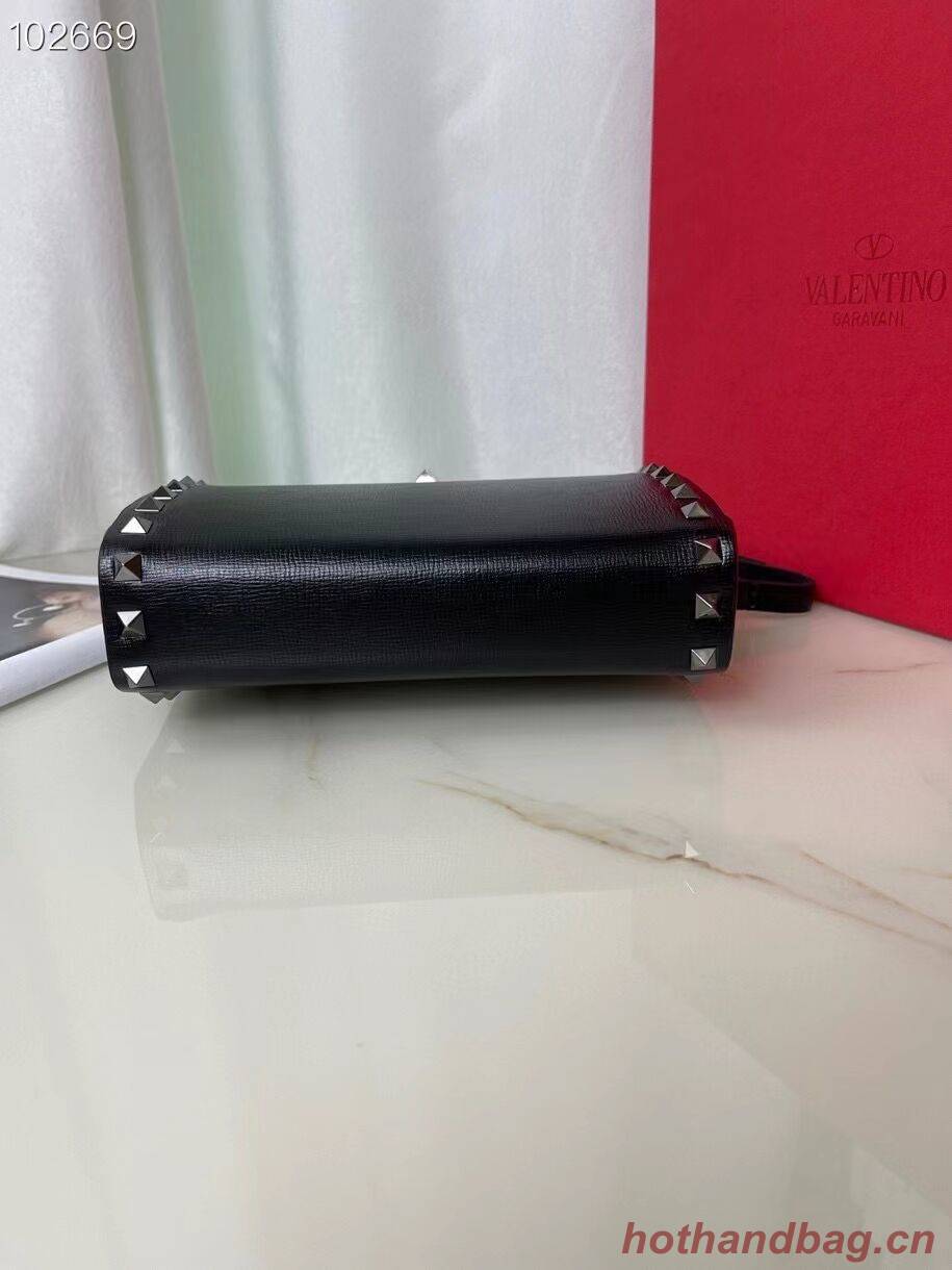 VALENTINO GARAVANI Rockstud Alcove Grain calf shoulder bag CV0189 black VALENTINO GARAVANI Rockstud Alcove Grain calf shoulder bag CV0189 black