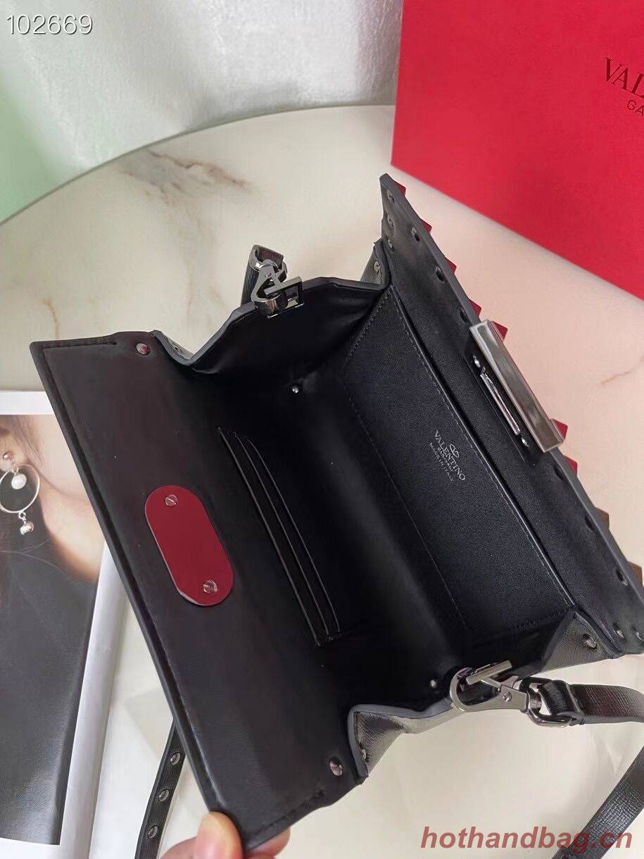 VALENTINO GARAVANI Rockstud Alcove Grain calf shoulder bag CV0189 black VALENTINO GARAVANI Rockstud Alcove Grain calf shoulder bag CV0189 black