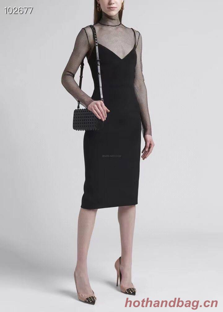 VALENTINO GARAVANI Rockstud Alcove Grain calf shoulder bag CV0189 black VALENTINO GARAVANI Rockstud Alcove Grain calf shoulder bag CV0189 black