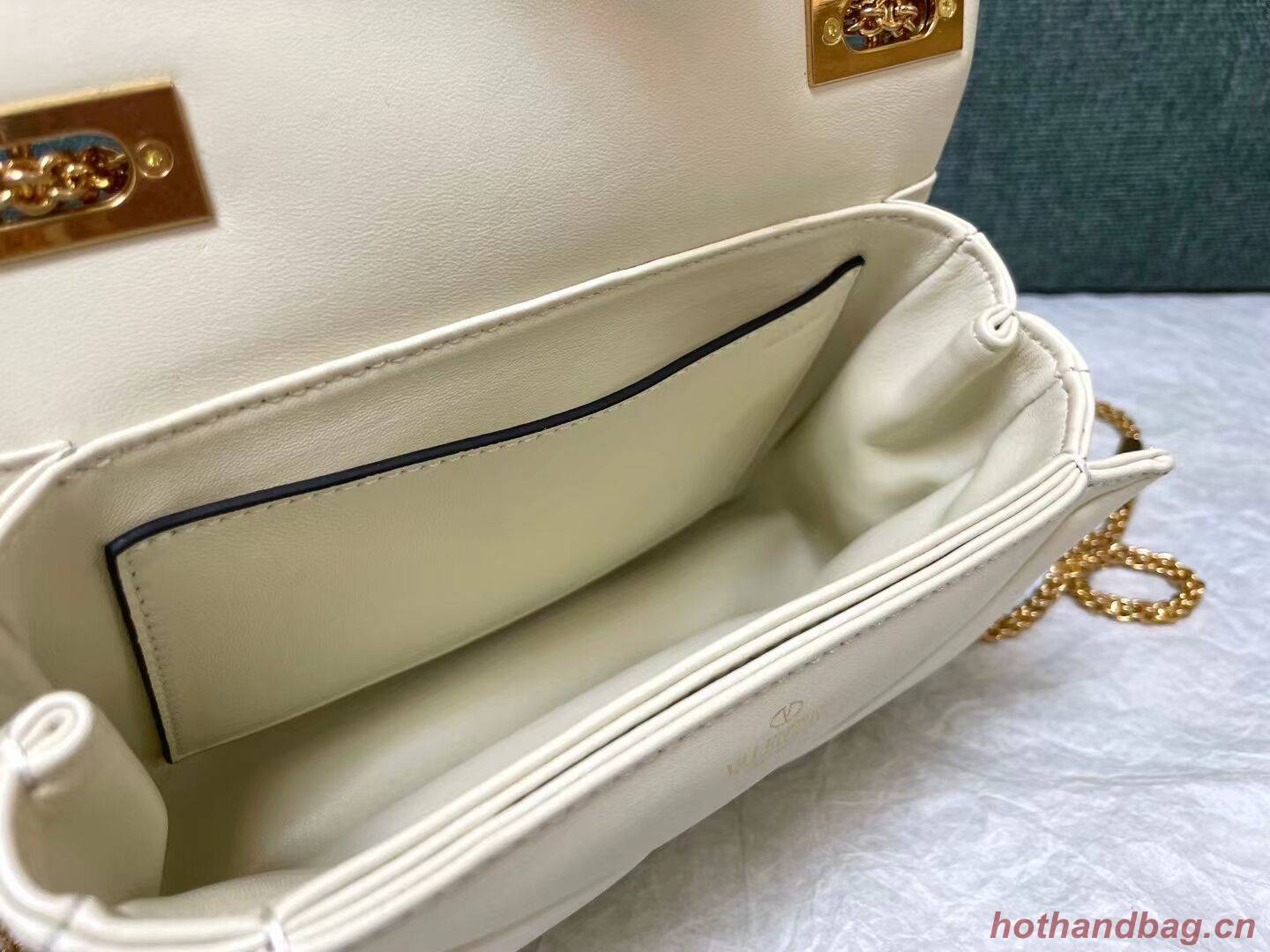 VALENTINO GARAVANI One Stud Sheepskin Shoulder Bag XW0B0K21 white VALENTINO GARAVANI One Stud Sheepskin Shoulder Bag XW0B0K21 white