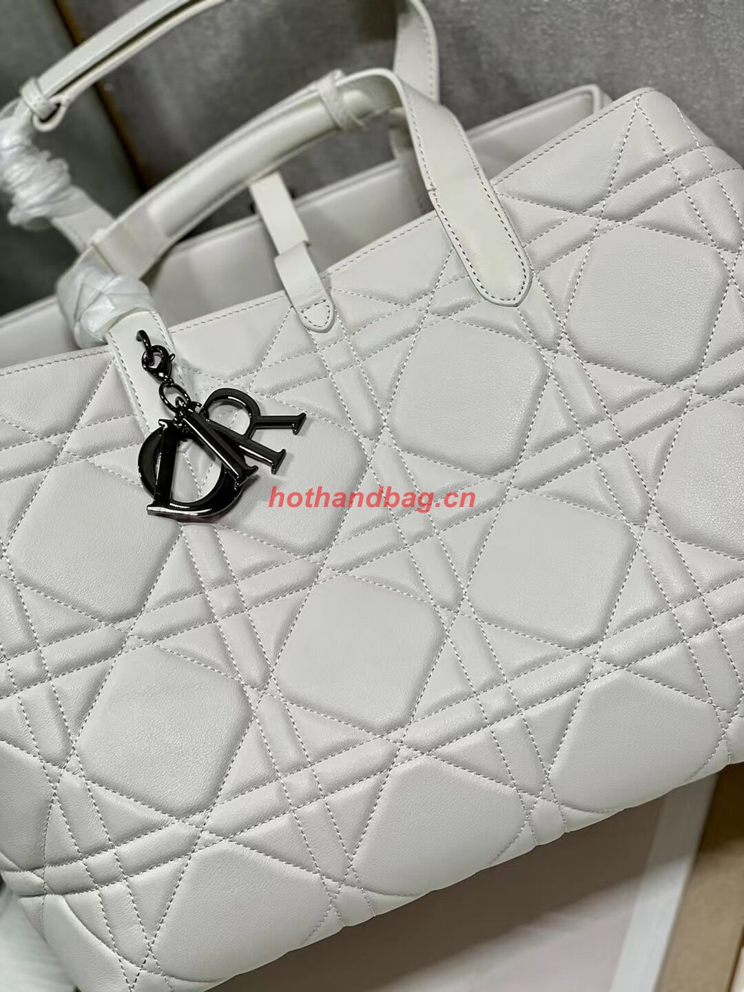 LADY DIOR TOP HANDLE LARGE BAG Latte Cannage Lambskin C0088 WHITE&BLACK LADY DIOR TOP HANDLE LARGE BAG Latte Cannage Lambskin C0088 WHITE&BLACK