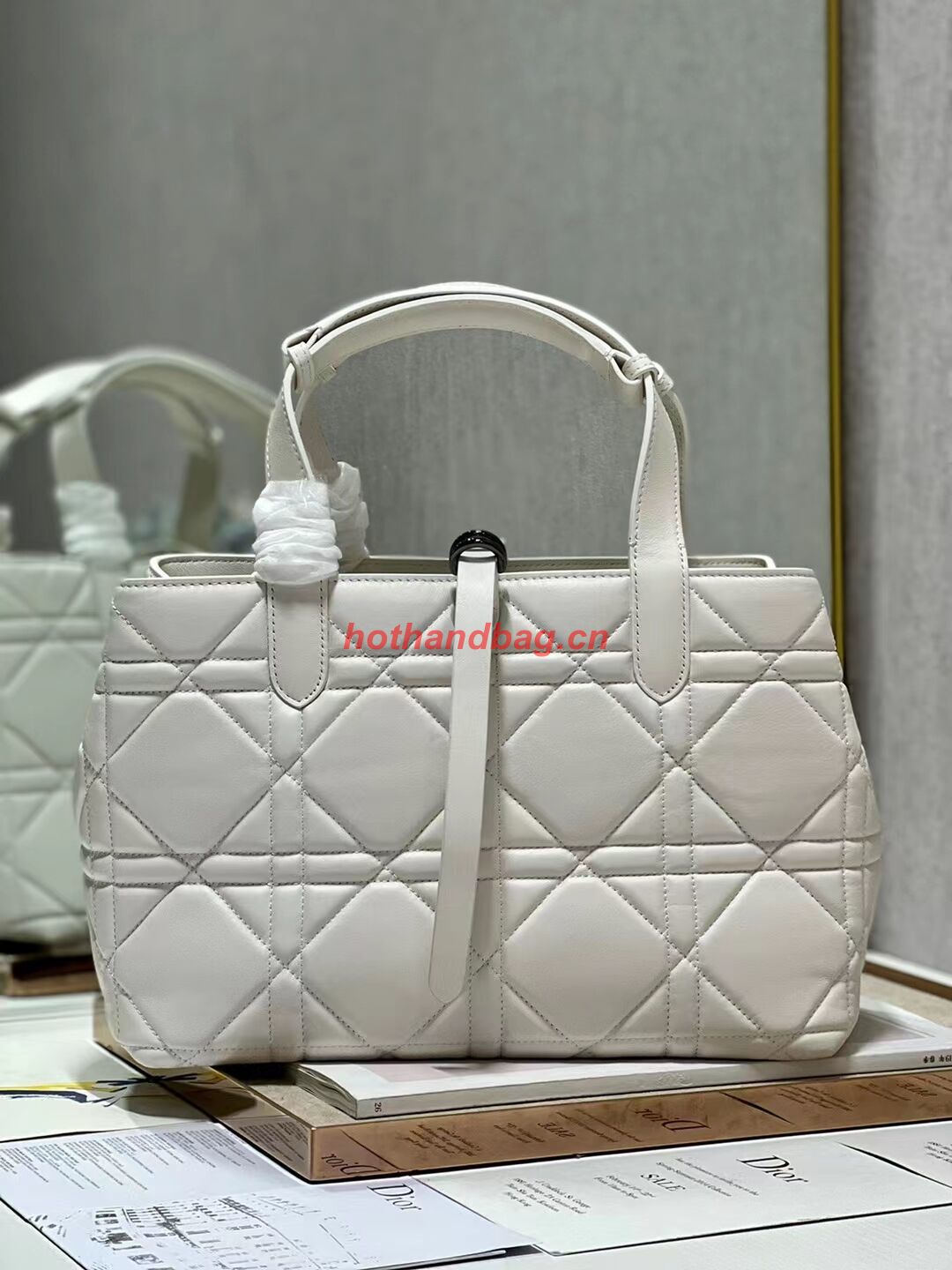 DIOR TOP HANDLE MEDIUM BAG Latte Cannage Lambskin C0089 WHITE&BLACK DIOR TOP HANDLE MEDIUM BAG Latte Cannage Lambskin C0089 WHITE&BLACK