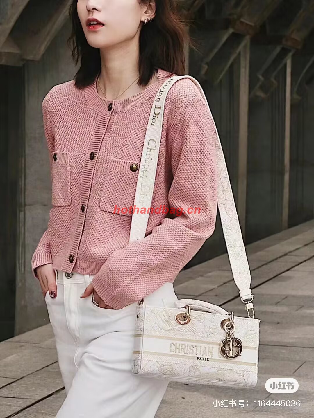 Dior MEDIUM LADY D-JOY BAG Multicolor Petites Fleurs Embroidery M0540OD Dior MEDIUM LADY D-JOY BAG Multicolor Petites Fleurs Embroidery M0540OD