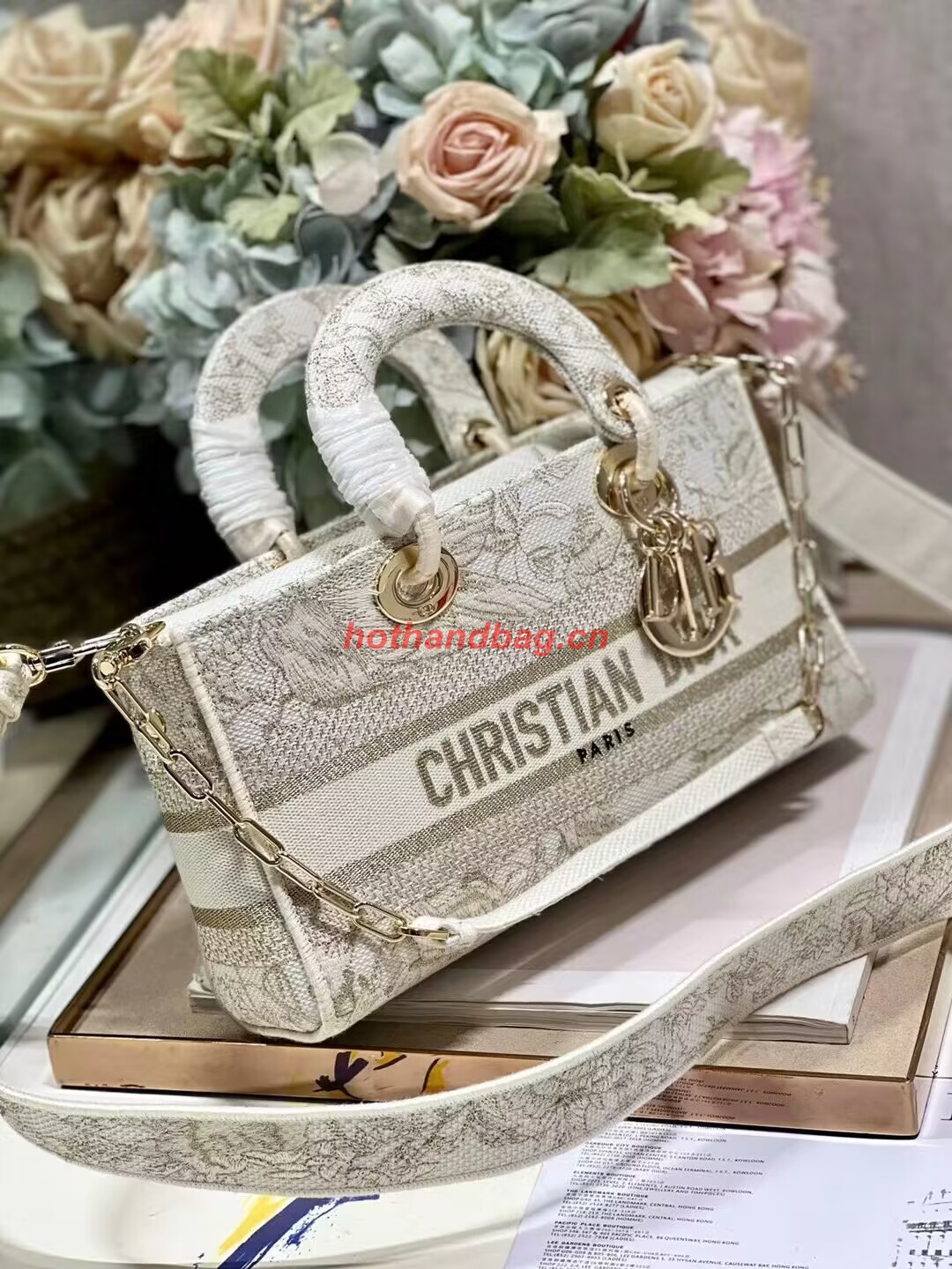 Dior MEDIUM LADY D-JOY BAG Multicolor Petites Fleurs Embroidery M0540OD Dior MEDIUM LADY D-JOY BAG Multicolor Petites Fleurs Embroidery M0540OD