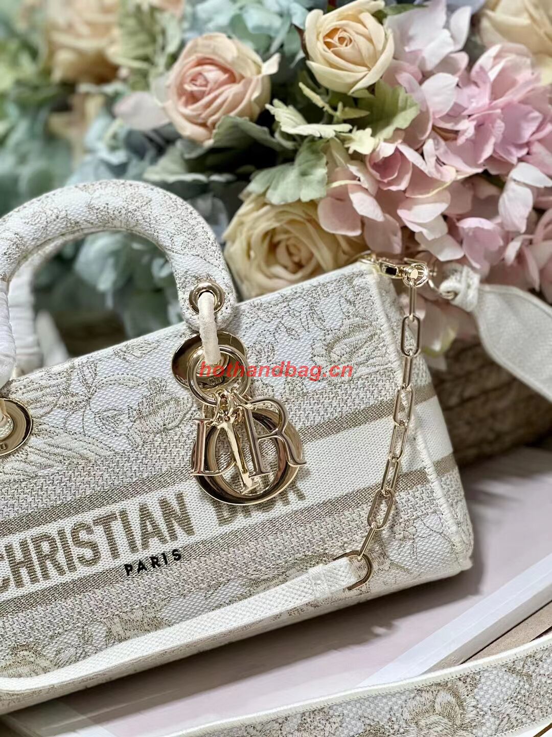 Dior MEDIUM LADY D-JOY BAG Multicolor Petites Fleurs Embroidery M0540OD Dior MEDIUM LADY D-JOY BAG Multicolor Petites Fleurs Embroidery M0540OD