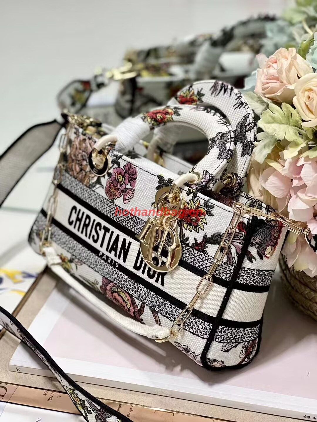 Dior MEDIUM LADY D-JOY BAG Multicolor Petites Fleurs Embroidery M0540ON Dior MEDIUM LADY D-JOY BAG Multicolor Petites Fleurs Embroidery M0540ON