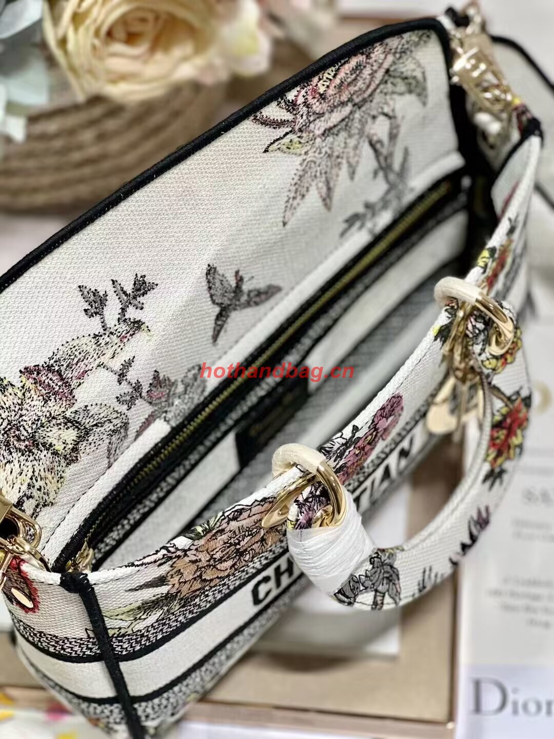 Dior MEDIUM LADY D-JOY BAG Multicolor Petites Fleurs Embroidery M0540ON Dior MEDIUM LADY D-JOY BAG Multicolor Petites Fleurs Embroidery M0540ON