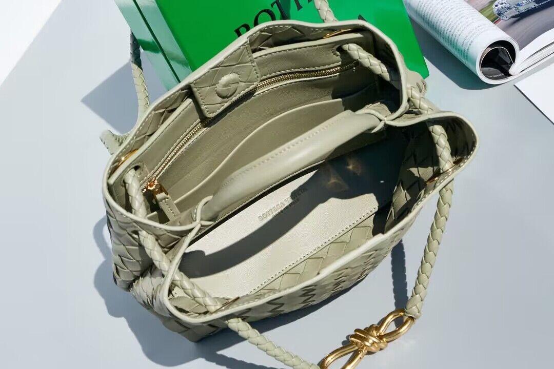 Bottega Veneta Andiamo Small Intrecciato Leather Tote 743572 Light green Bottega Veneta Andiamo Small Intrecciato Leather Tote 743572 Light green