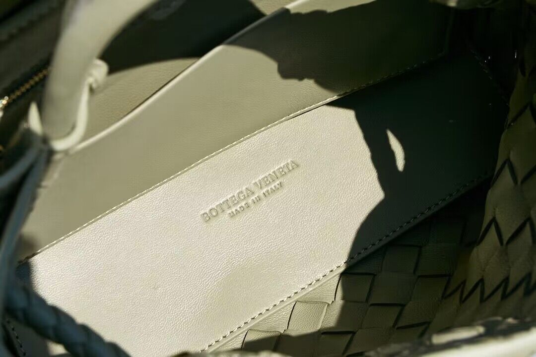 Bottega Veneta Andiamo Small Intrecciato Leather Tote 743572 Light green Bottega Veneta Andiamo Small Intrecciato Leather Tote 743572 Light green