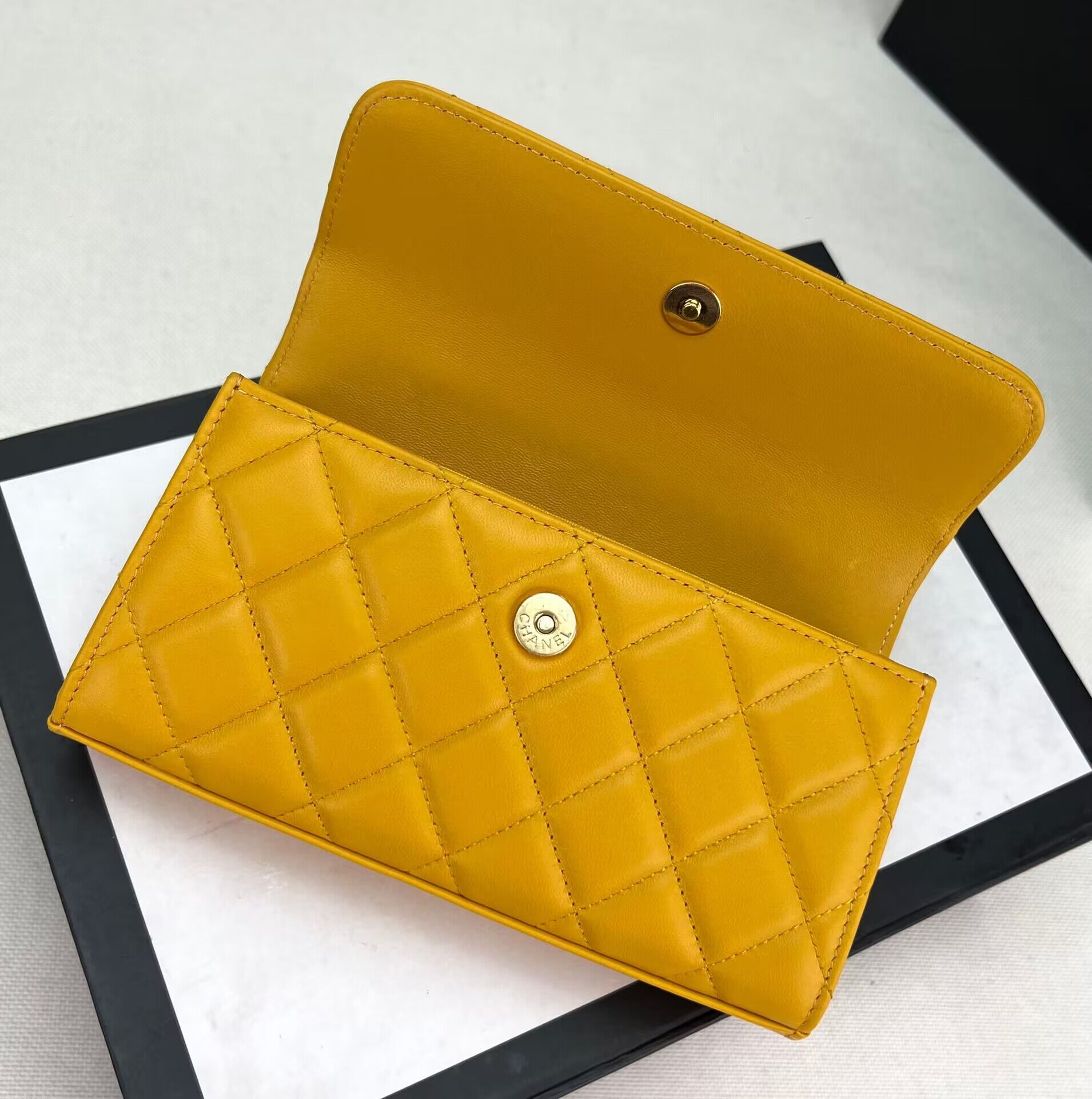 CHANEL 22B Kelly Pearl Top Handle Bag AP3562 Yellow CHANEL 22B Kelly Pearl Top Handle Bag AP3562 Yellow