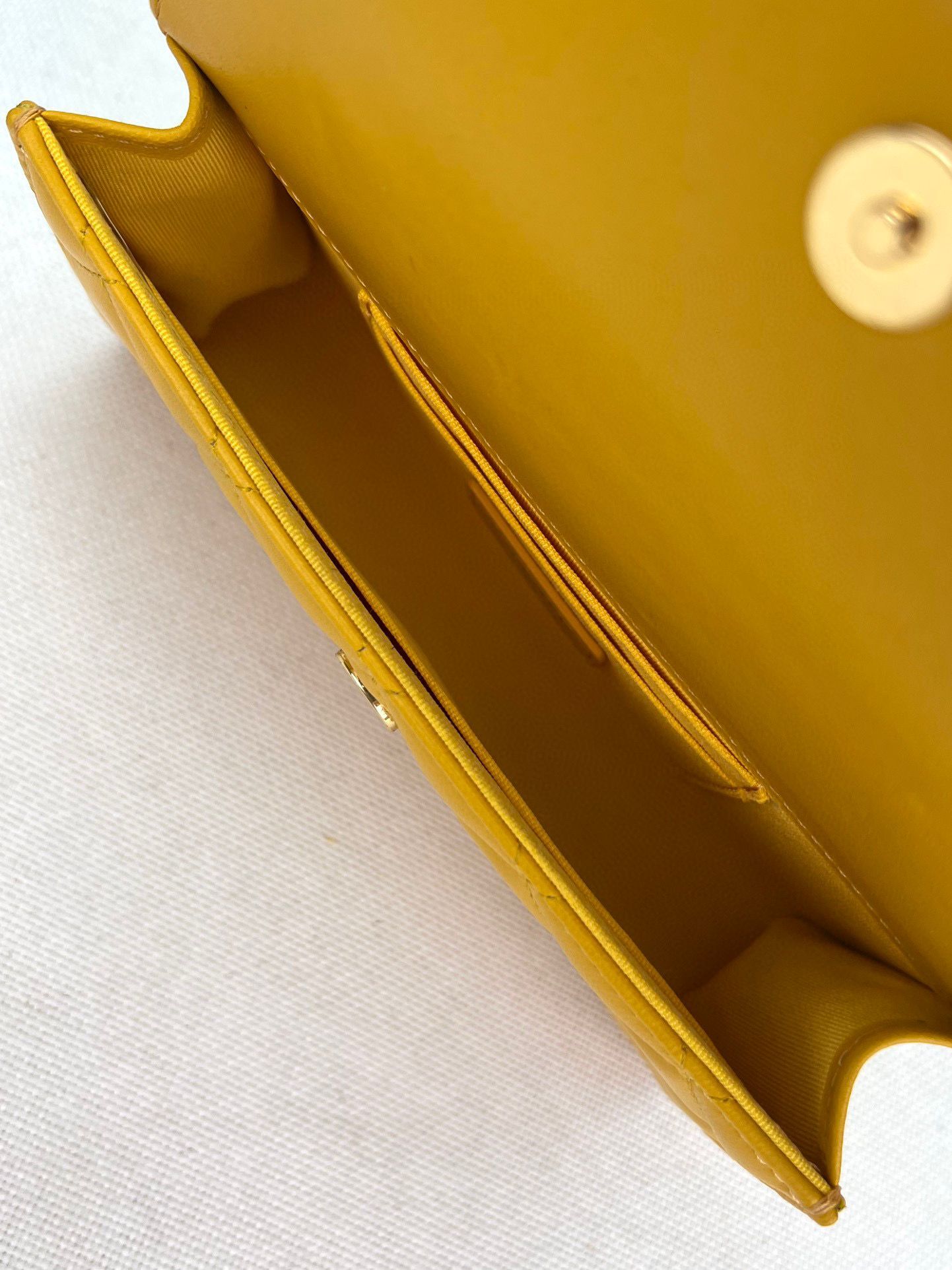 CHANEL 22B Kelly Pearl Top Handle Bag AP3562 Yellow CHANEL 22B Kelly Pearl Top Handle Bag AP3562 Yellow