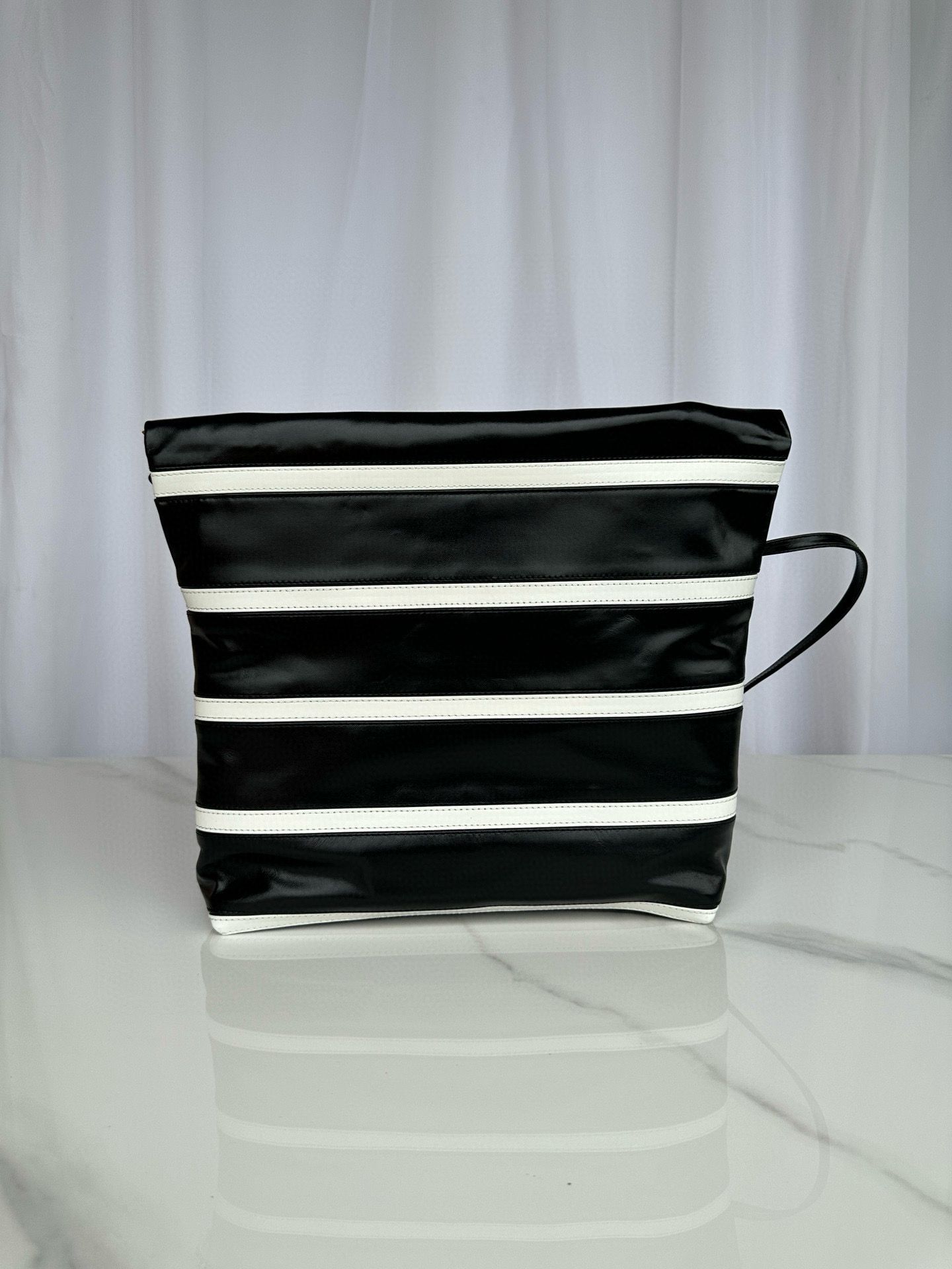 CHANEL 22 HANDBAG Calfskin & Gold-Tone Metal AS3261 Black CHANEL 22 HANDBAG Calfskin & Gold-Tone Metal AS3261 Black