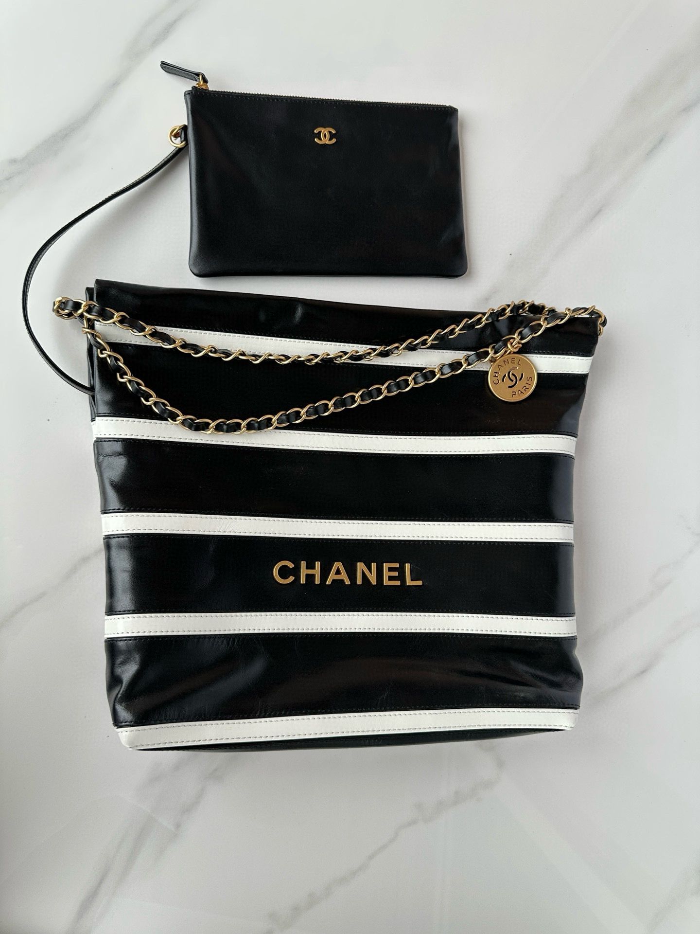 CHANEL 22 HANDBAG Calfskin & Gold-Tone Metal AS3261 Black CHANEL 22 HANDBAG Calfskin & Gold-Tone Metal AS3261 Black