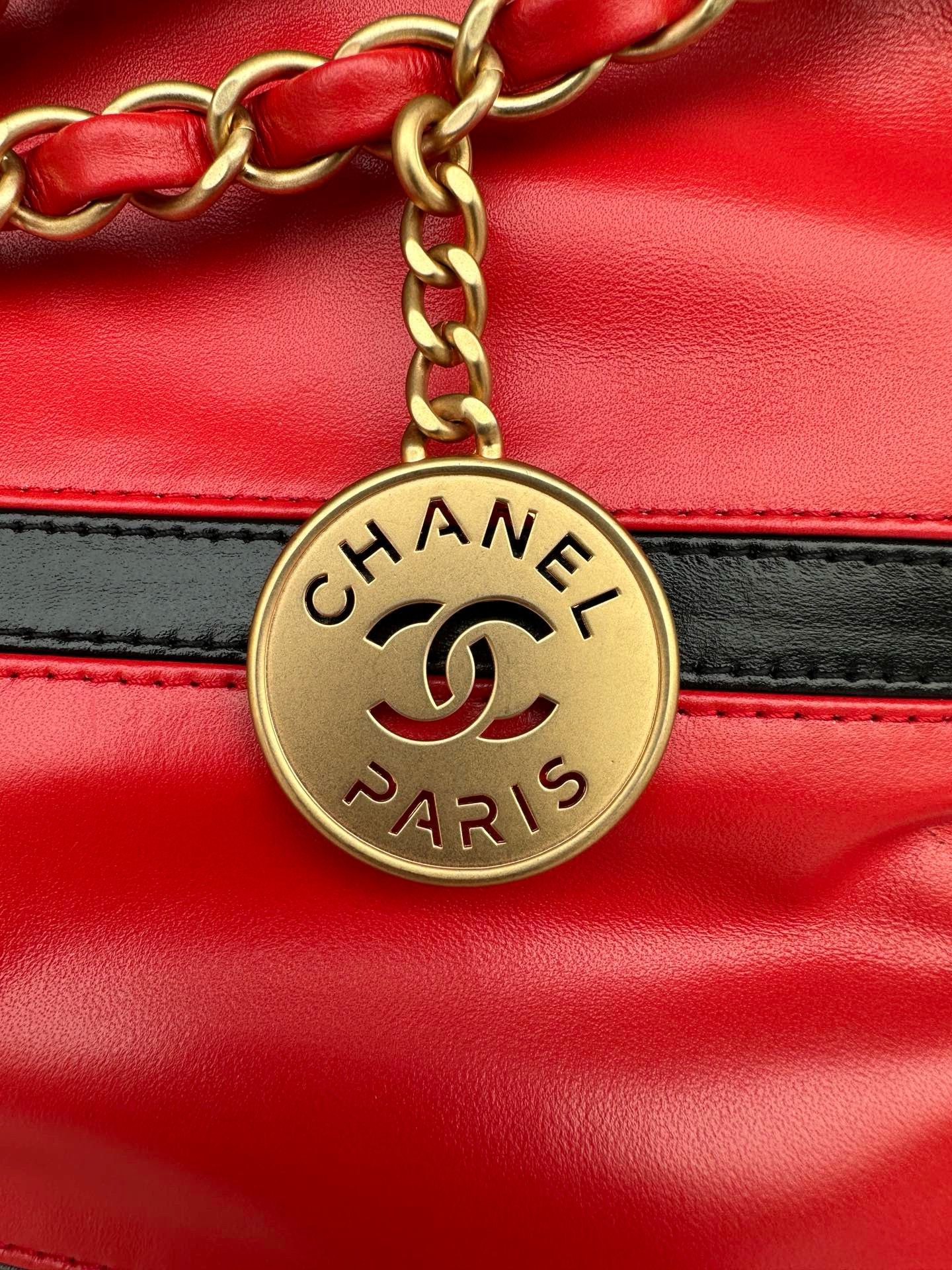 CHANEL 22 HANDBAG Calfskin & Gold-Tone Metal AS3261 Red&Black CHANEL 22 HANDBAG Calfskin & Gold-Tone Metal AS3261 Red&Black