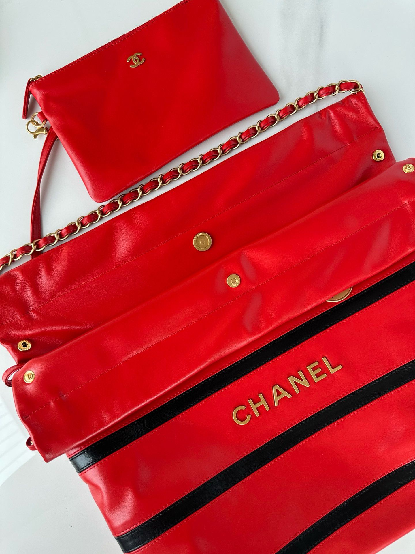 CHANEL 22 HANDBAG Calfskin & Gold-Tone Metal AS3261 Red&Black CHANEL 22 HANDBAG Calfskin & Gold-Tone Metal AS3261 Red&Black