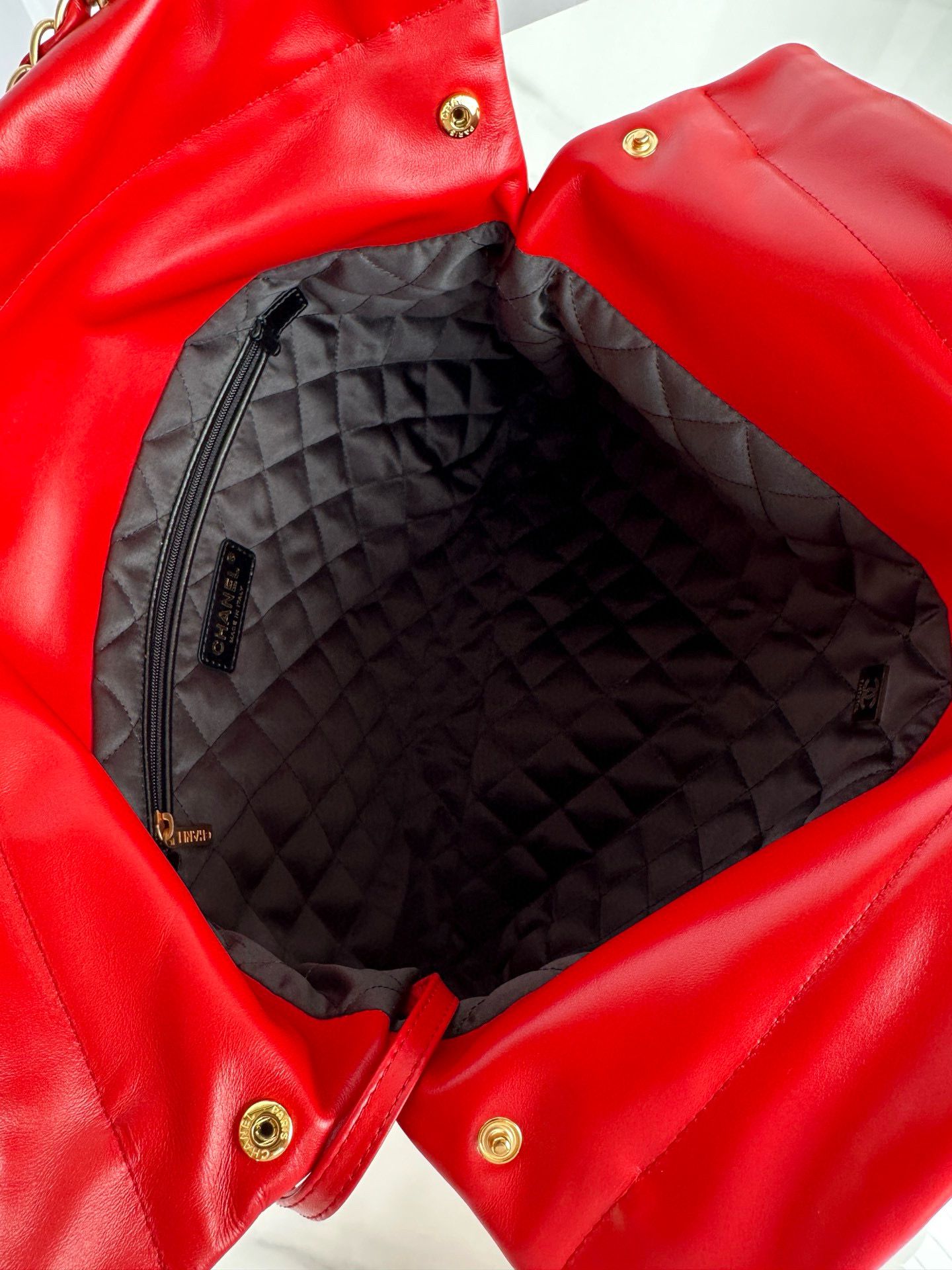 CHANEL 22 HANDBAG Calfskin & Gold-Tone Metal AS3261 Red&Black CHANEL 22 HANDBAG Calfskin & Gold-Tone Metal AS3261 Red&Black