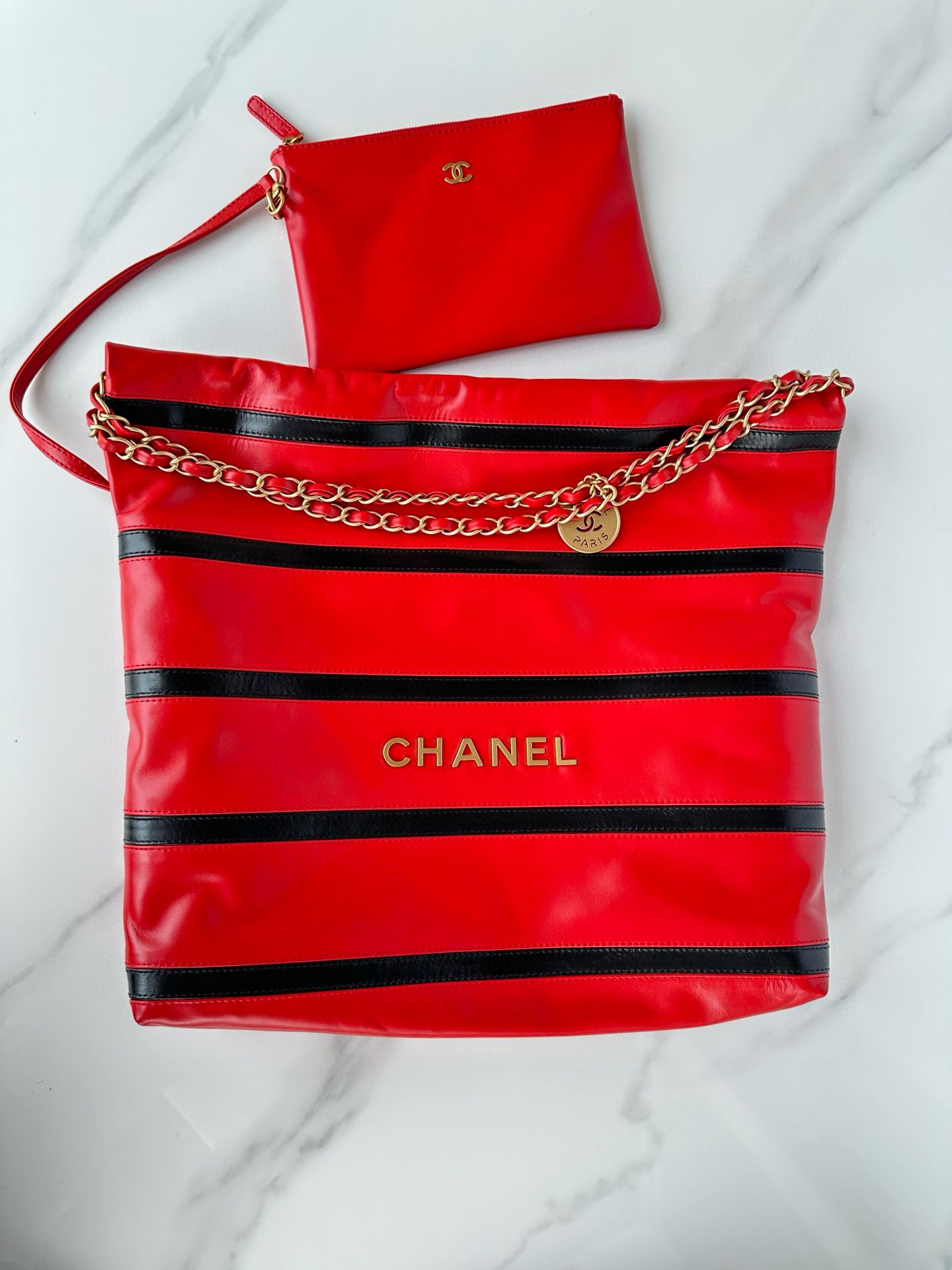 CHANEL 22 HANDBAG Calfskin & Gold-Tone Metal AS3261 Red&Black CHANEL 22 HANDBAG Calfskin & Gold-Tone Metal AS3261 Red&Black