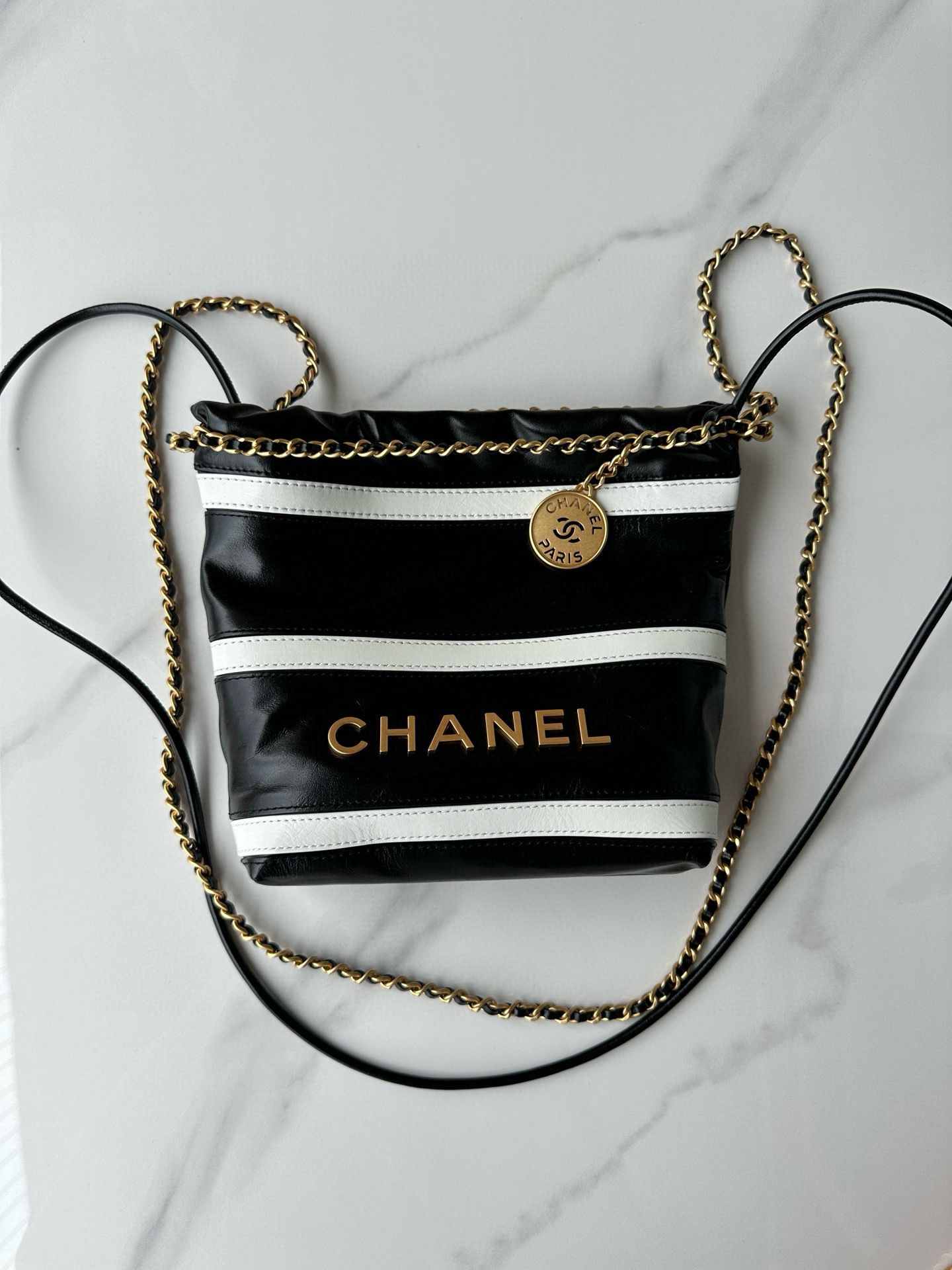 CHANEL 22 HANDBAG Calfskin & Gold-Tone Metal AS3980 Black CHANEL 22 HANDBAG Calfskin & Gold-Tone Metal AS3980 Black