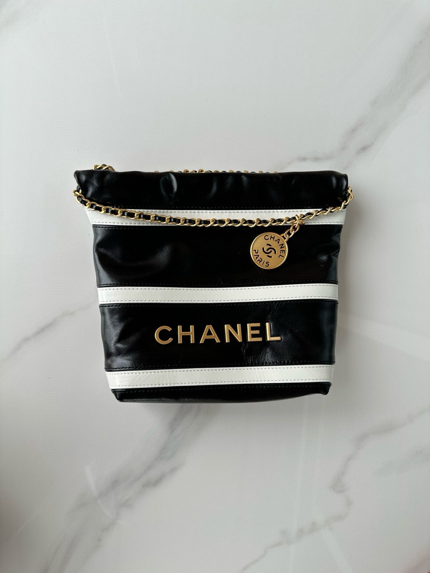 CHANEL 22 HANDBAG Calfskin & Gold-Tone Metal AS3980 Black CHANEL 22 HANDBAG Calfskin & Gold-Tone Metal AS3980 Black
