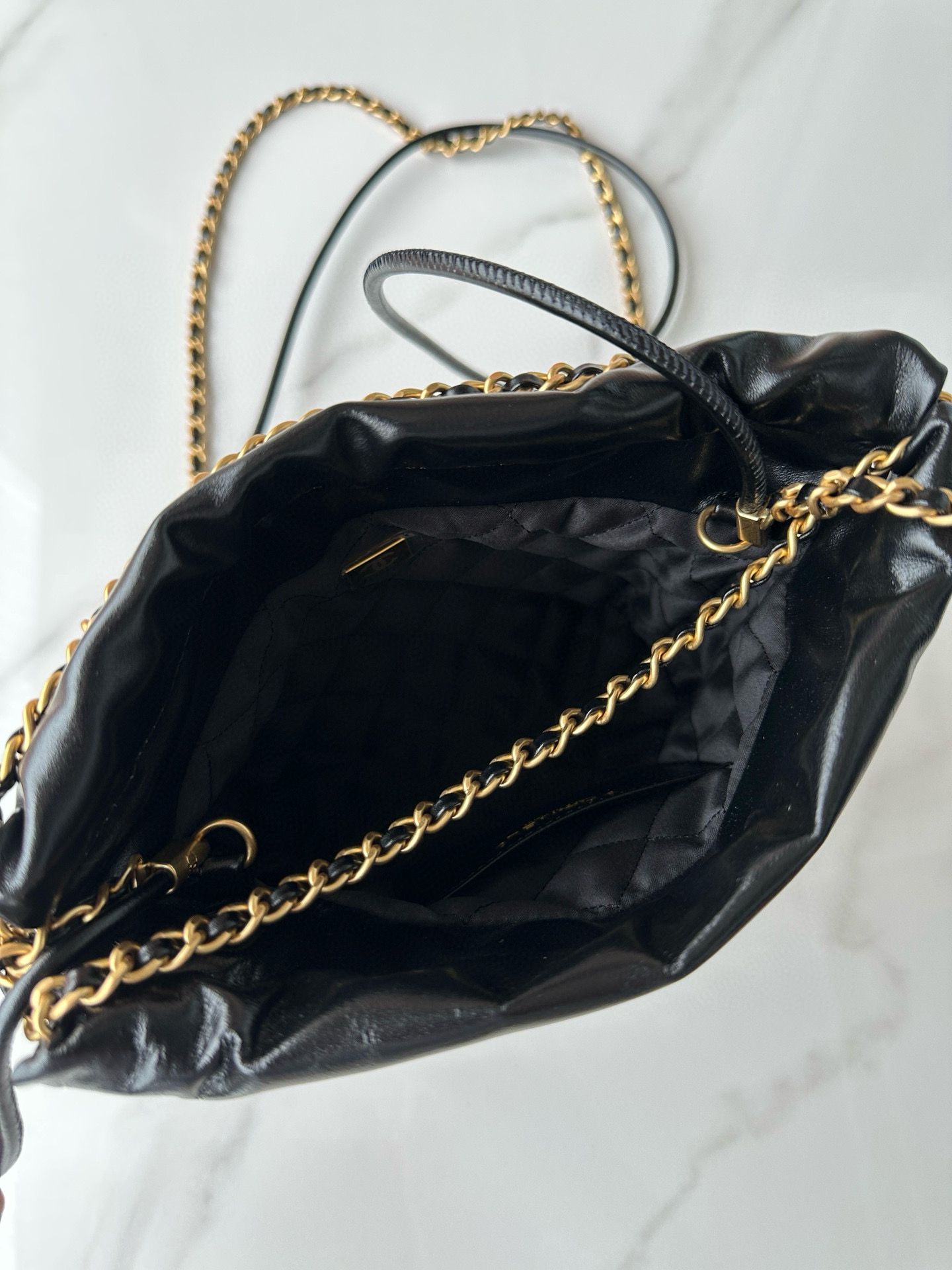 CHANEL 22 HANDBAG Calfskin & Gold-Tone Metal AS3980 Black CHANEL 22 HANDBAG Calfskin & Gold-Tone Metal AS3980 Black