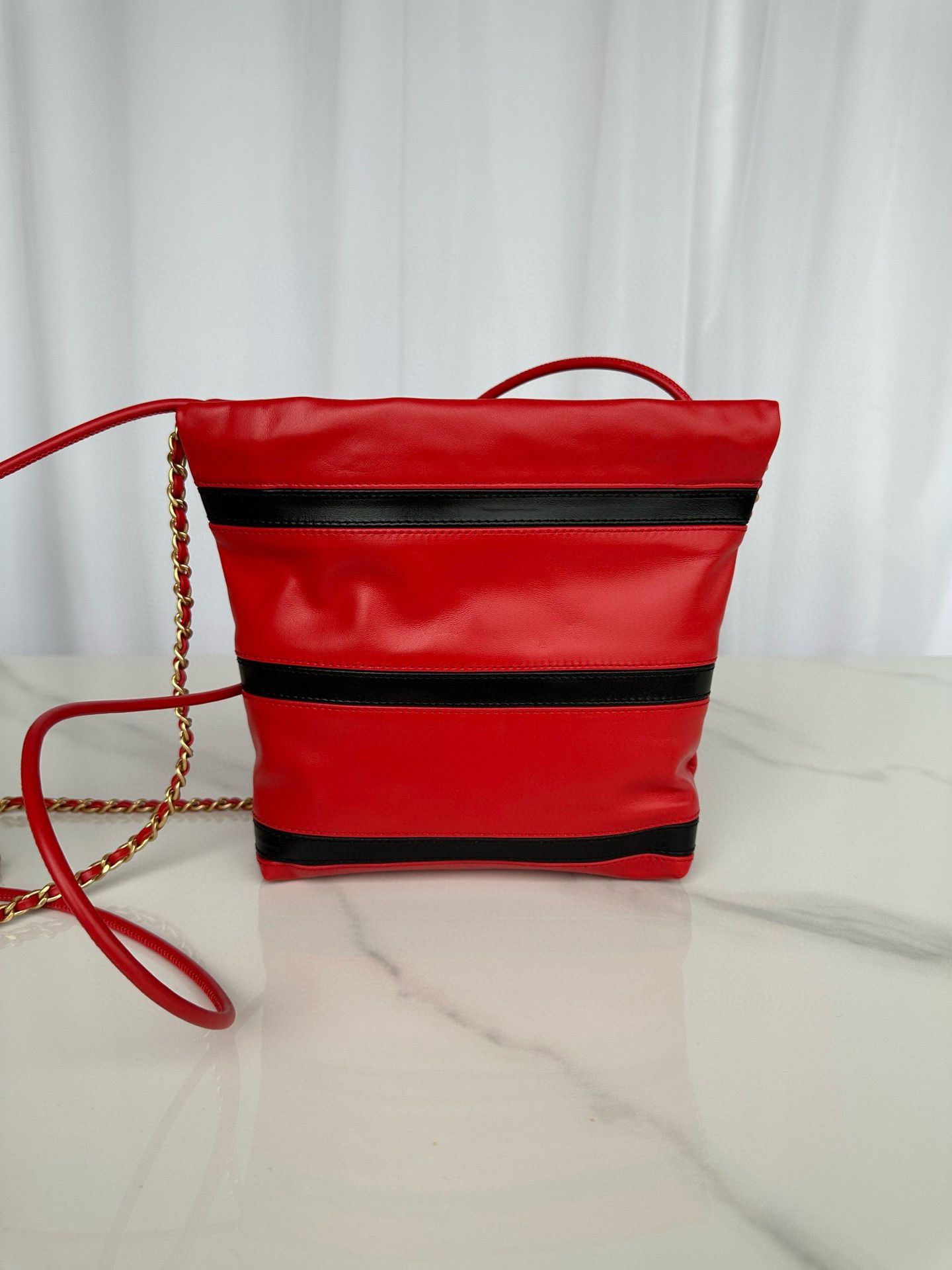 CHANEL 22 HANDBAG Calfskin & Gold-Tone Metal AS3980 Red&Black CHANEL 22 HANDBAG Calfskin & Gold-Tone Metal AS3980 Red&Black
