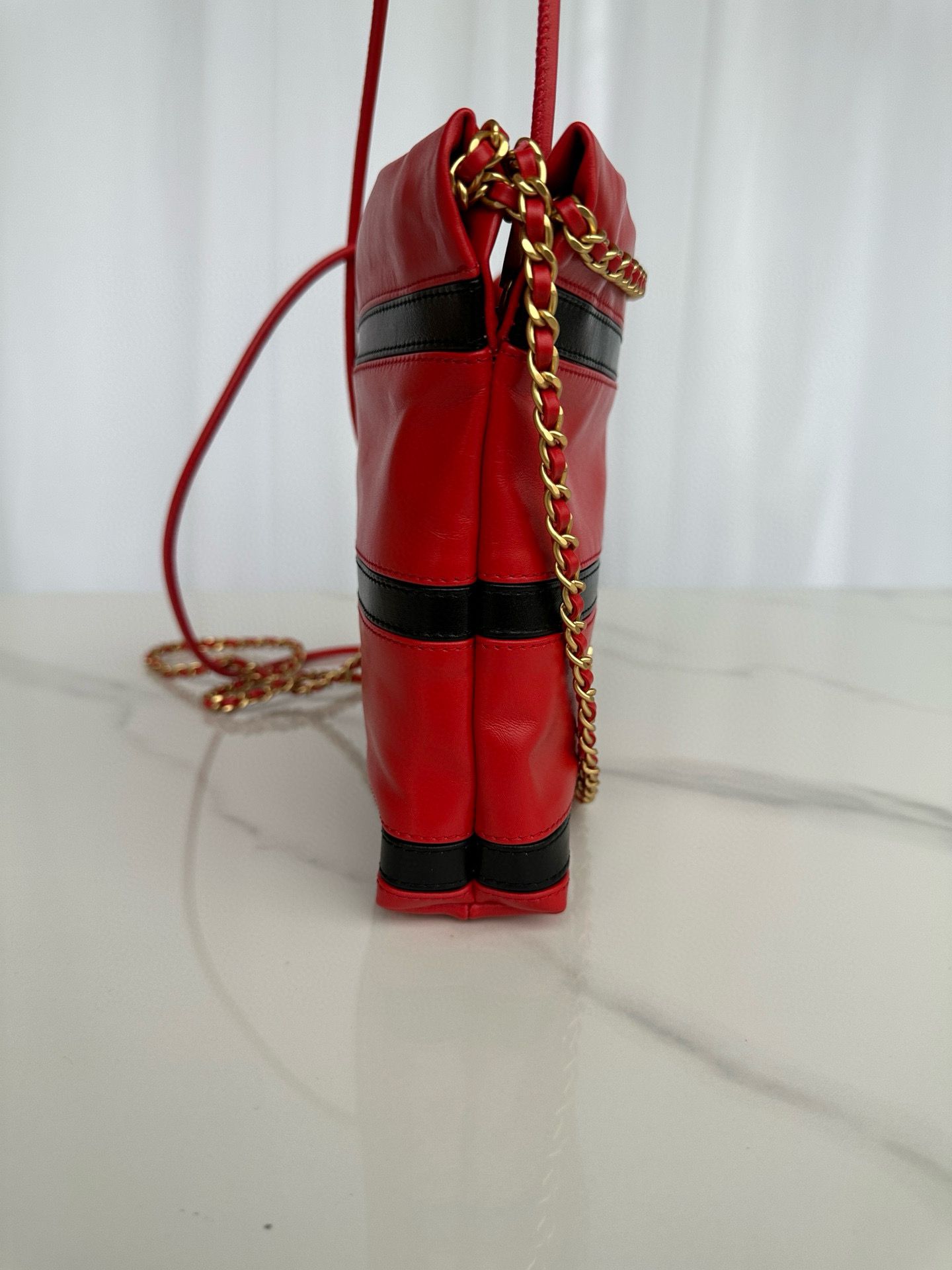 CHANEL 22 HANDBAG Calfskin & Gold-Tone Metal AS3980 Red&Black CHANEL 22 HANDBAG Calfskin & Gold-Tone Metal AS3980 Red&Black