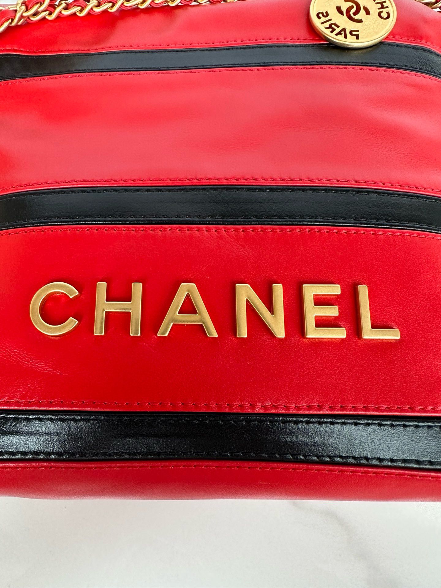 CHANEL 22 HANDBAG Calfskin & Gold-Tone Metal AS3980 Red&Black CHANEL 22 HANDBAG Calfskin & Gold-Tone Metal AS3980 Red&Black