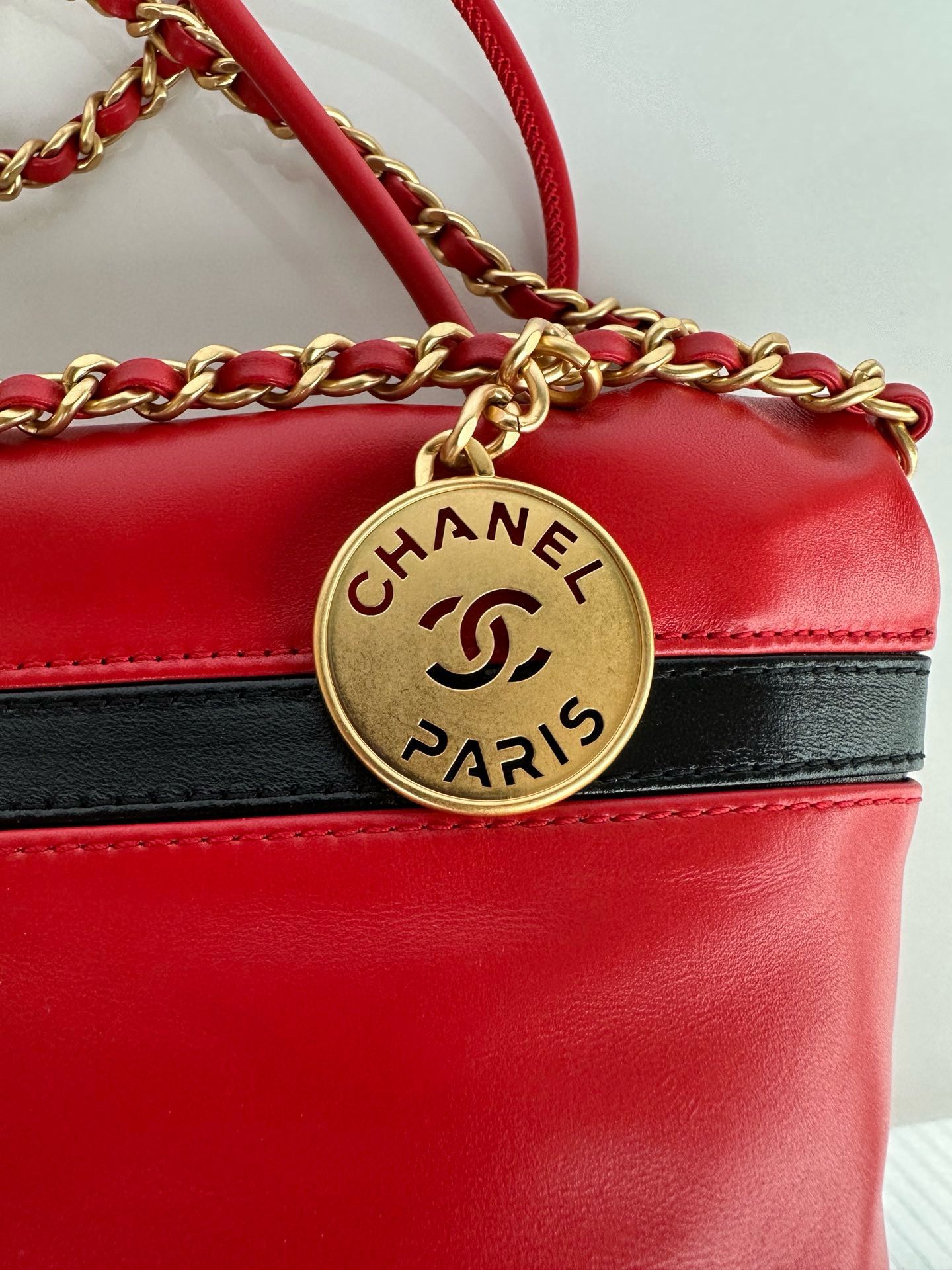 CHANEL 22 HANDBAG Calfskin & Gold-Tone Metal AS3980 Red&Black CHANEL 22 HANDBAG Calfskin & Gold-Tone Metal AS3980 Red&Black