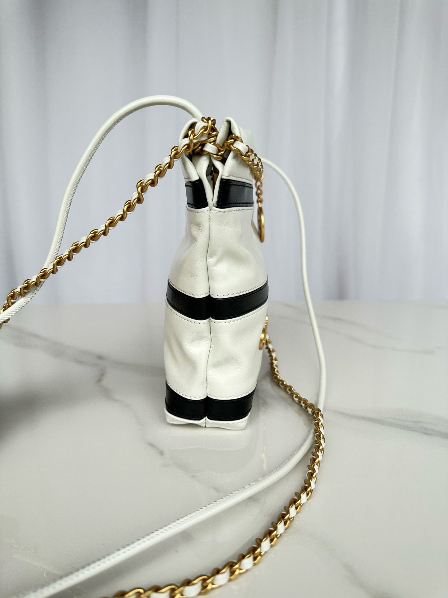 CHANEL 22 HANDBAG Calfskin & Gold-Tone Metal AS3980 White CHANEL 22 HANDBAG Calfskin & Gold-Tone Metal AS3980 White