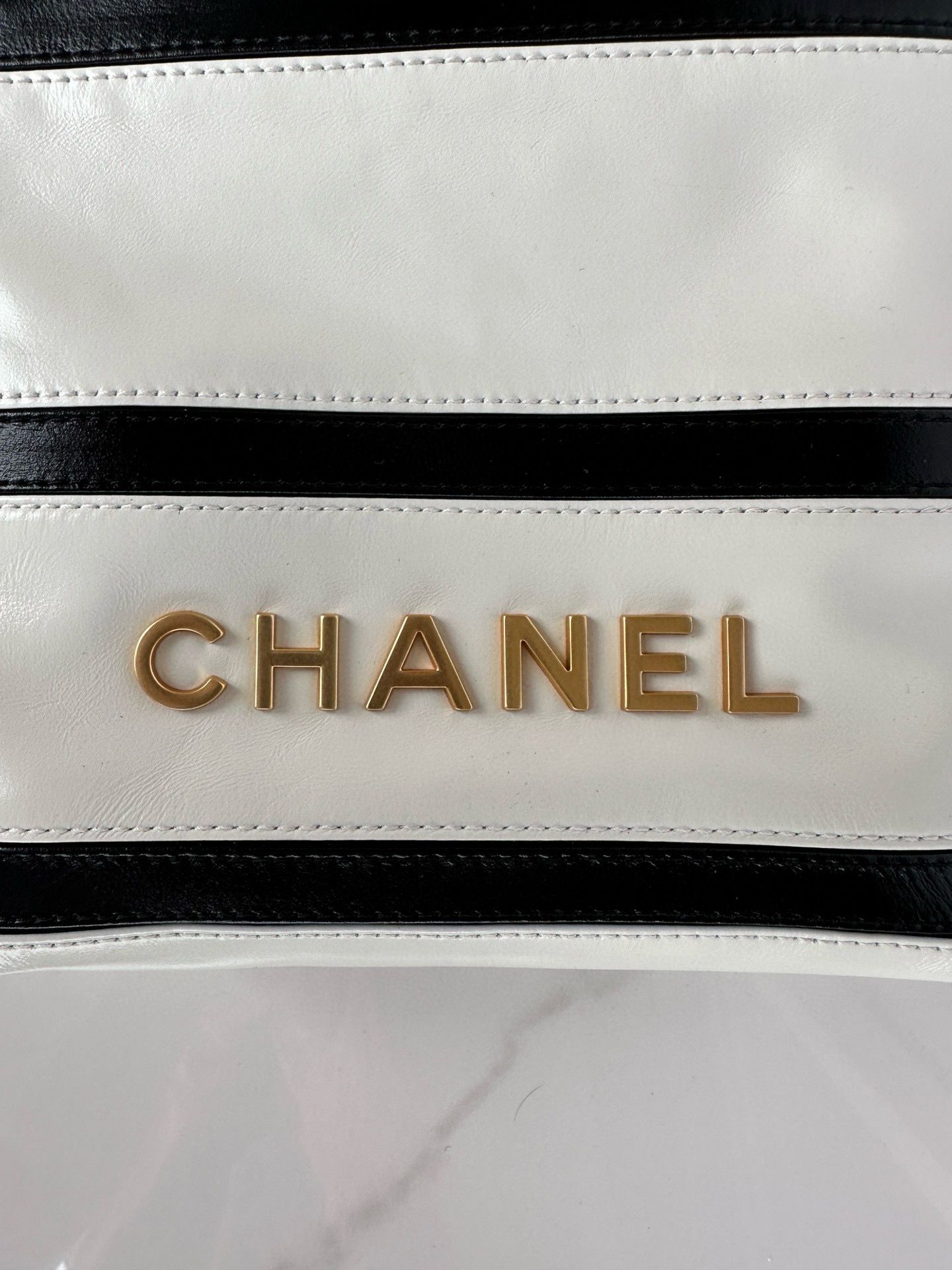 CHANEL 22 HANDBAG Calfskin & Gold-Tone Metal AS3980 White CHANEL 22 HANDBAG Calfskin & Gold-Tone Metal AS3980 White