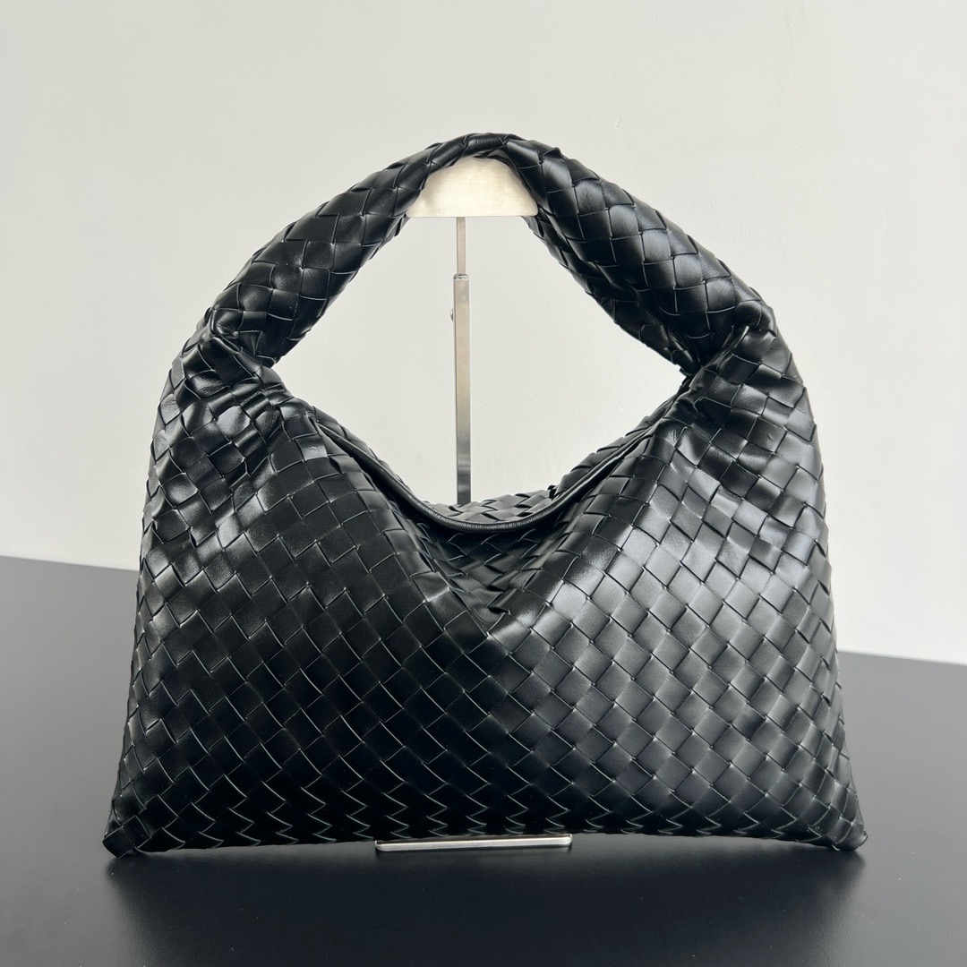 Bottega Veneta Hop Shoulder bag with Intrecciato craftsmanship in calf leather 796262 Black