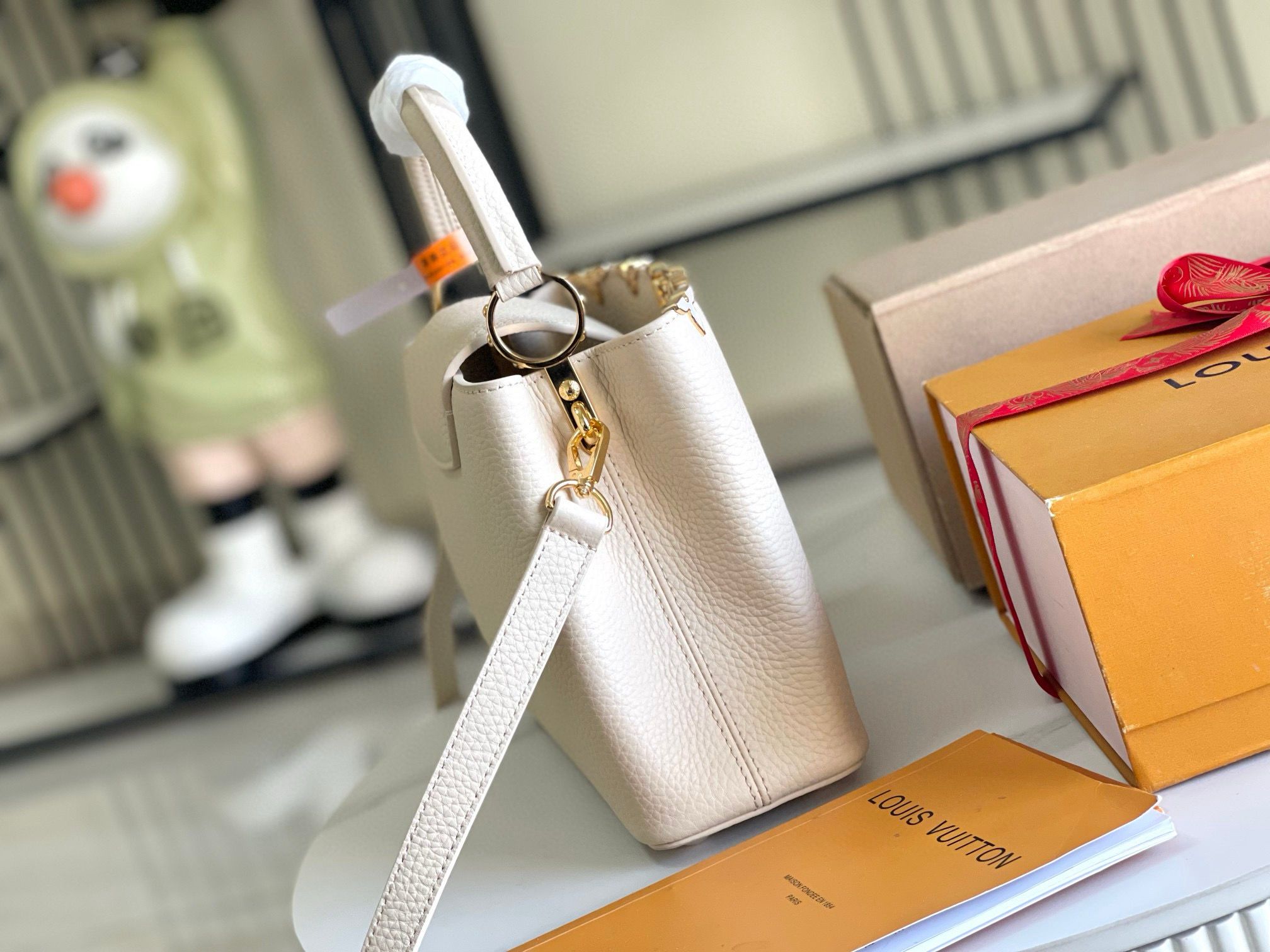 Louis Vuitton Capucines BB Mother Pearl Logo M23766 Off-white