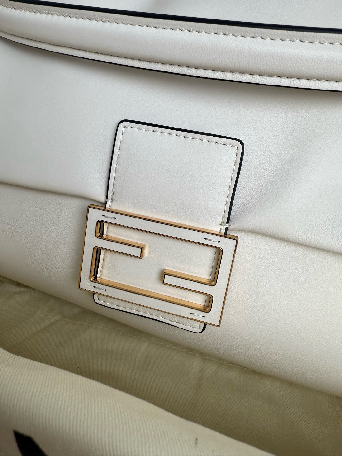 Fendi Mamma Baguette Original Leather Top Handle Bag 8832 White Fendi Mamma Baguette Original Leather Top Handle Bag 8832 White