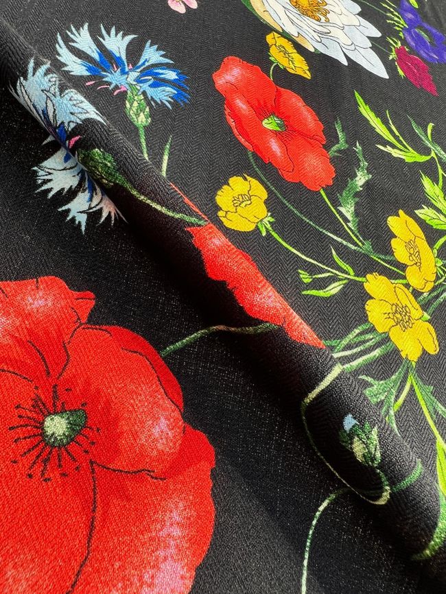 Gucci Wool and Silk Shawl A008HK-1 Gucci Wool and Silk Shawl A008HK-1